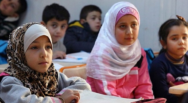 Abiti islamici a scuola: dopo la Francia anche l’Egitto li vieta. Per molti egiziani, però, i problemi sono altri