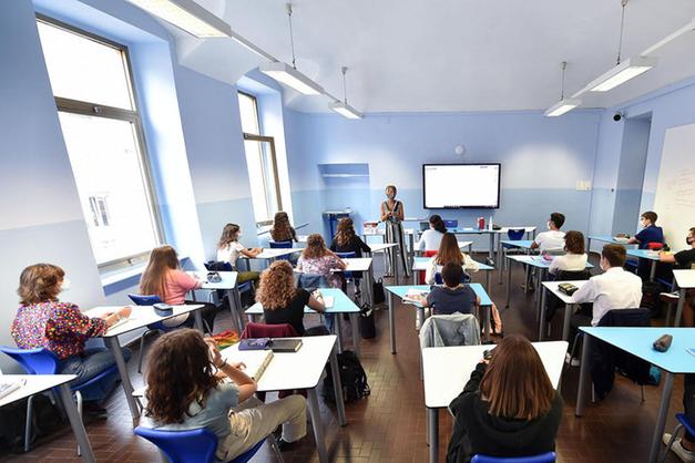 Istruzione liceale per tutti fino a 18 anni, dice Carlo Calenda; ma la proposta fa  discutere e c’è chi difende tecnici e professionali