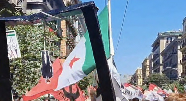 Valditara, foto a testa in giù sotto un patibolo di cartone durante la Festa della Liberazione. Il Ministro: ‘fascisti’ e antidemocratici, il 25 aprile è un’altra cosa