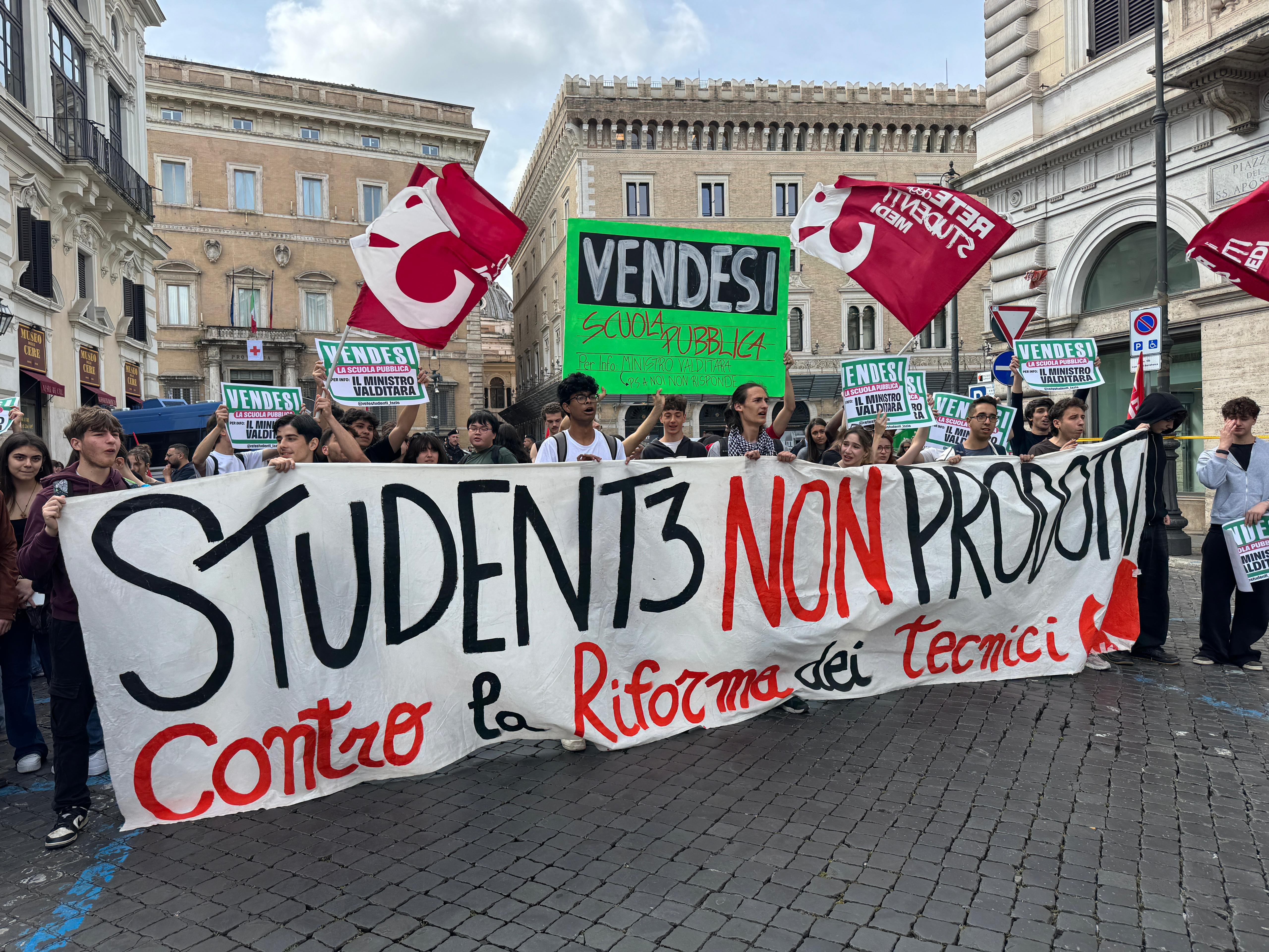 Sciopero scuola, dalla riforma dei tecnici alla guerra: cortei con i cartonati di Bernini e Valditara