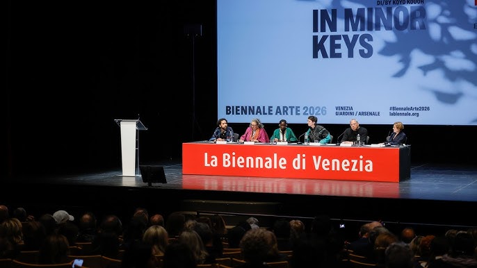Biennale di Venezia, la scuola al centro della mostra di Kouoh. L’intervista esclusiva alla dirigente Valentina Borsato – GUARDA IL VIDEO